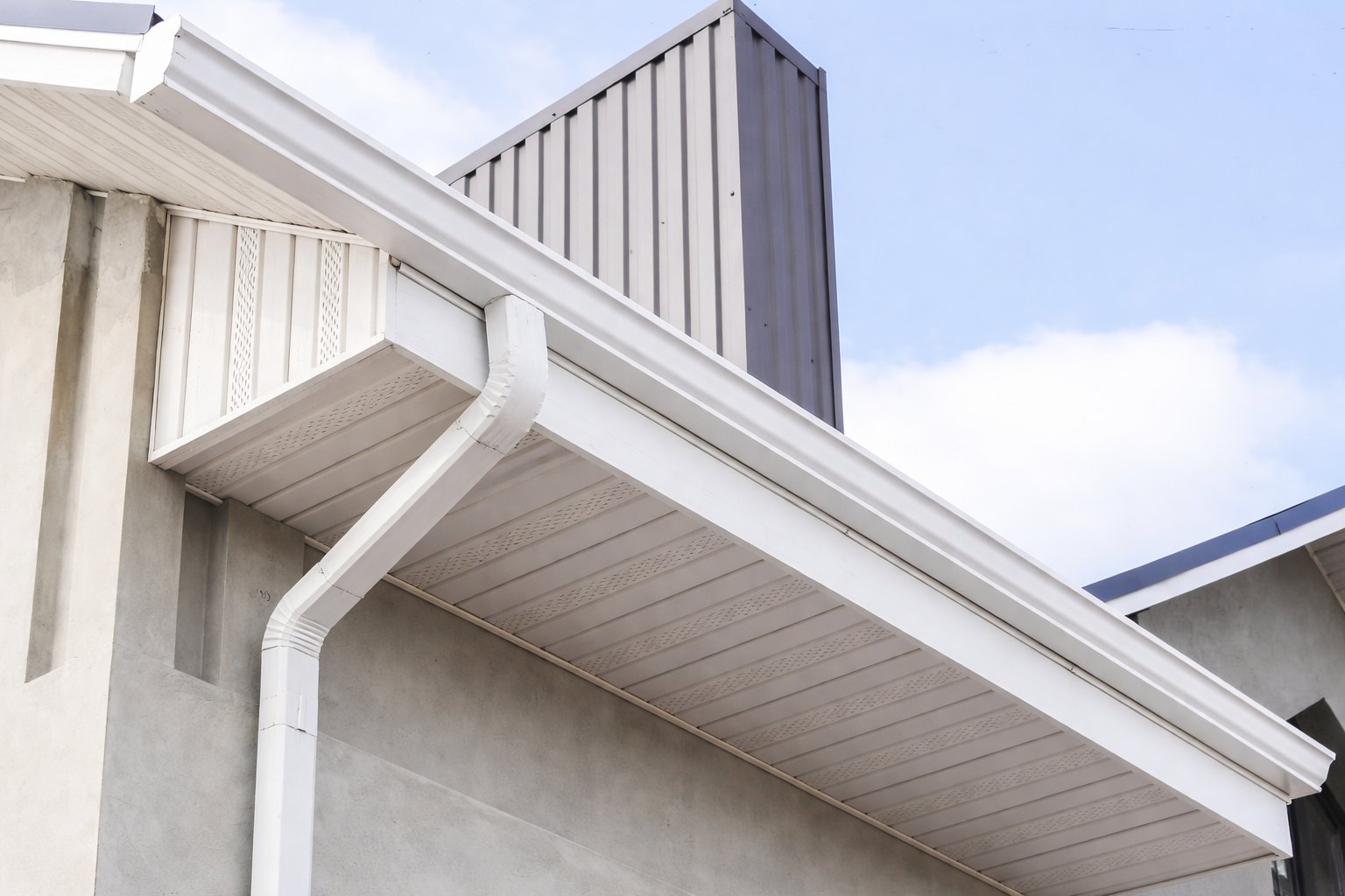 Монтаж прямоугольной металлической водосточной системы